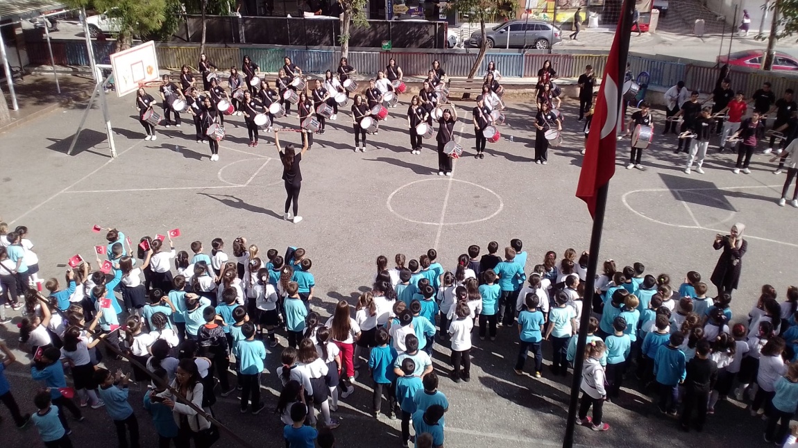 Menderes Şehit Mehmet Kıvık Anadolu Lisesi Bando Takımının Öğrencilerimize Sürprizi.