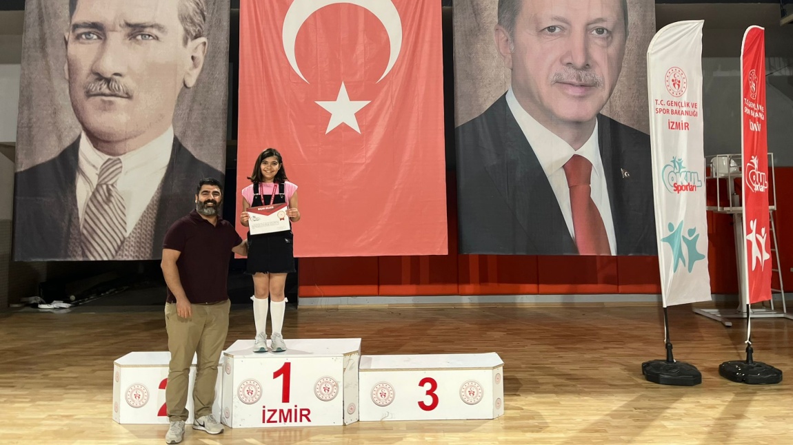 Öğrencimiz Zeynep Nisa Karaca Yüzme Minikler A Kategorisinde 1. Oldu.