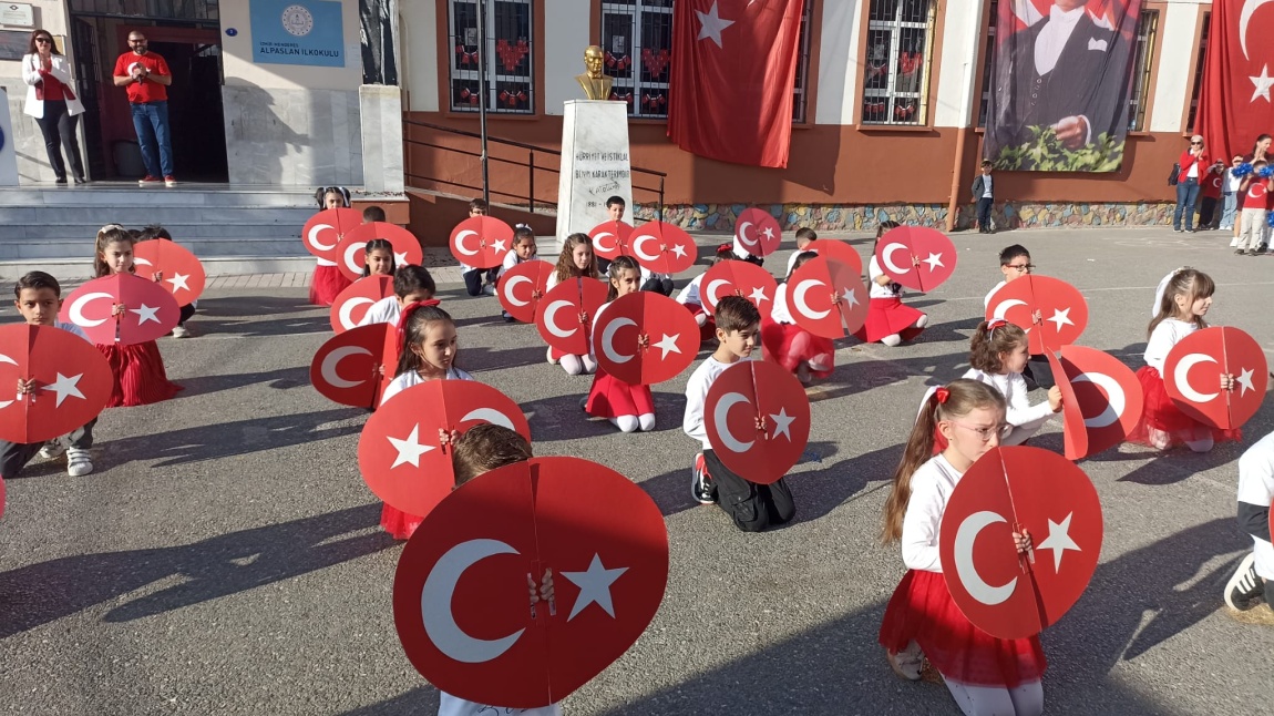 Cumhuriyet'in 101. Yılı Okulumu Büyük Bir Coşkuyla Kutlandı.