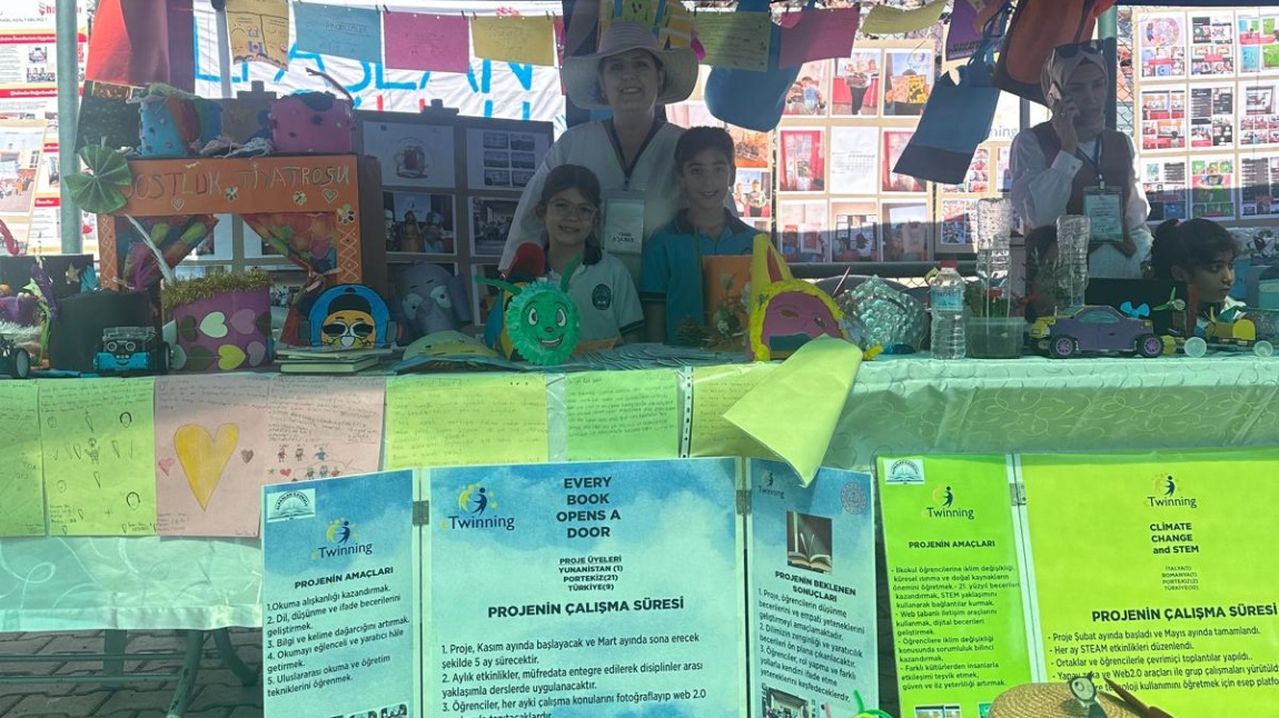 ''Her Kitap Bir Kapı Açar '' eTwinning Projelerimiz Boyunca Yapılan Çalışmaları İlçe Proje Şenliğimizde Sergiledik.